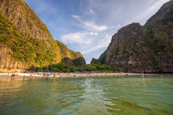 Tömeg a turisták pihenni a Maya strand Ko Phi Phi le-sziget Thaiföldön — Stock Fotó
