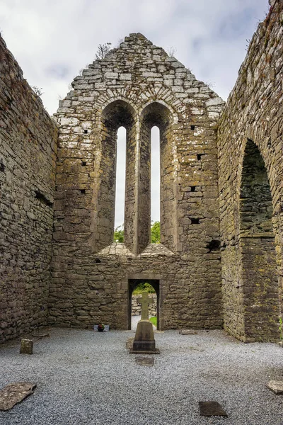 Руїни коракота і його кладовища в Ірландії — стокове фото