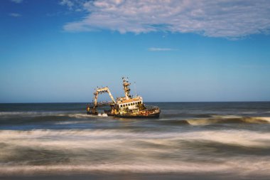 Namibya 'nın İskelet Sahili' nde terk edilmiş bir gemi enkazı.
