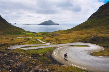 Onun kaykay ile genç patenci Faroe Adaları 'nın güzel sahne bakıyor