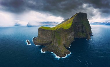 Faroe Adaları üzerinde Kalsoy büyük kayalıkların havadan Panoraması