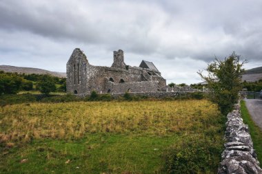 Corcomroe Abbey kalıntıları ve İrlanda'daki mezarlığı