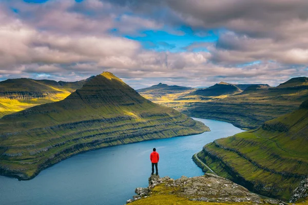 Hiker, Faroe Adaları 'ndaki Funningur yakınlarındaki bir dağın fiyord manzarasına sahiptir. — Stok fotoğraf