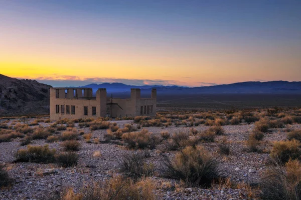 Pôr do sol acima do edifício abandonado em Rhyolite, Nevada — Fotografia de Stock