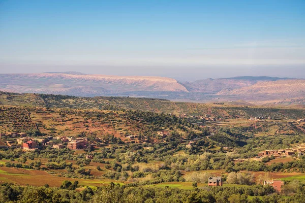 Atlas Dağları, Fas tizi Ntichka Pass köyleri üzerinde görünüm