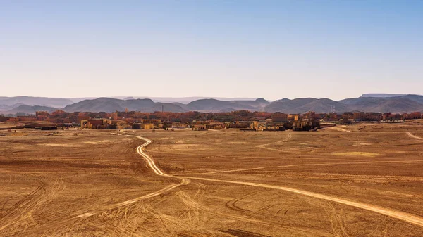 Грунтова дорога буде місто з Ouarzazate в Марокко — стокове фото