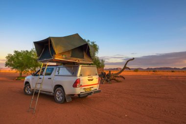 Çadır bir çöl kampında bir pikap 4x4 araba çatısında bulunan, Namibya