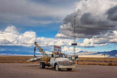 Rachel, Nevada Ufo benzer bir nesneyle eski kamyonet
