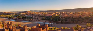 Fas'ta Ait Benhaddou gün batımı panoraması