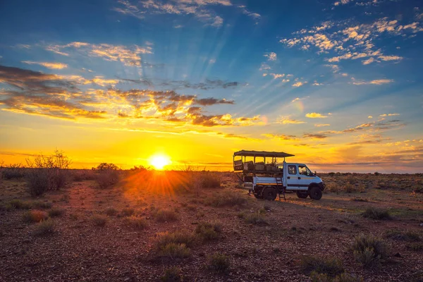 非洲野生动物园车辆停在卡拉哈里沙漠戏剧性的日落 — 图库照片