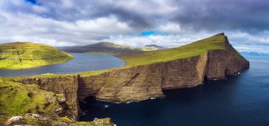 Vagar adasında büyük uçurum ve Sorvagsvatn Gölü, Faroe Adaları, Danimarka.
