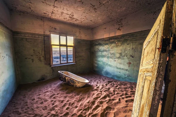 Ruins of the mining town Kolmanskop in the Namib desert near Luderitz in Namibia — Stock Photo, Image