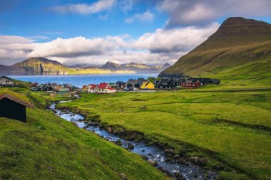 Renkli evler ve bir dere ile Faroe Adaları Gjogv Köyü