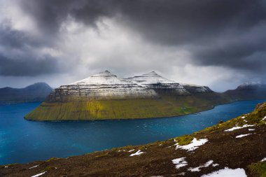 Kalsoy Adası Faroe Adaları'nda Klaksvik yakınlarındaki Klakkur dağdan görüntülendi