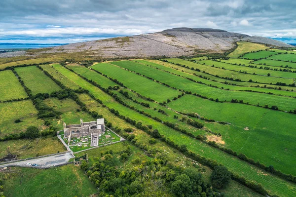 Vue aérienne des ruines de l'abbaye de Corcomroe et de son cimetière — Photo