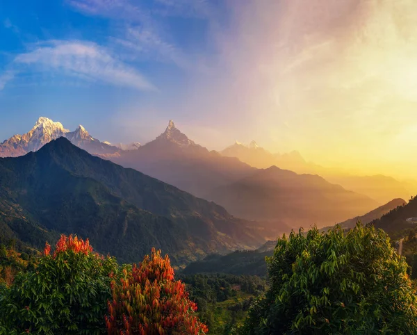 Lever de soleil coloré sur les montagnes de l'Himalaya au Népal — Photo