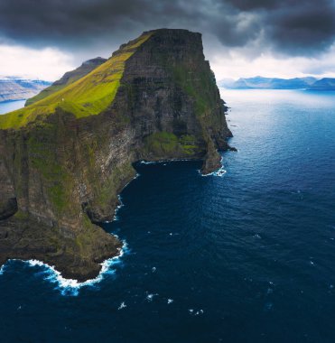 Faroe Adaları üzerinde Kalsoy büyük kayalıkların havadan Panoraması