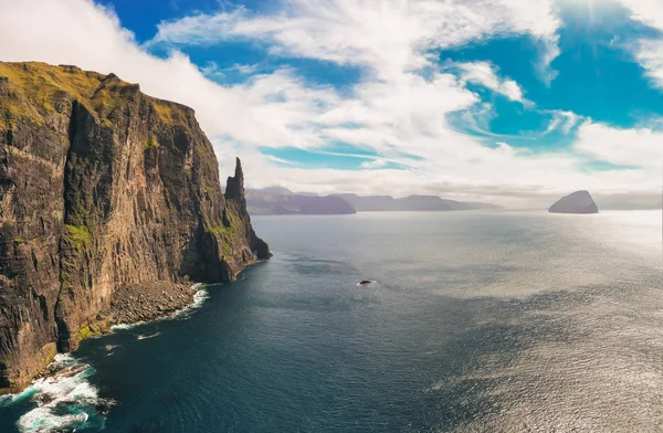 Veduta aerea di Trollkonufingur, chiamato anche The Witchs Finger sulle Isole Faroe — Foto Stock