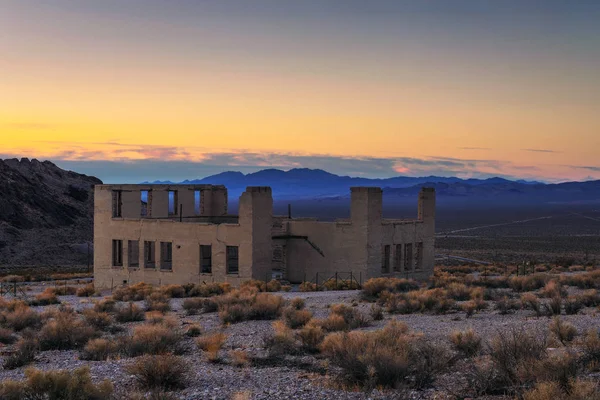 Pôr do sol acima do edifício abandonado em Rhyolite, Nevada — Fotografia de Stock