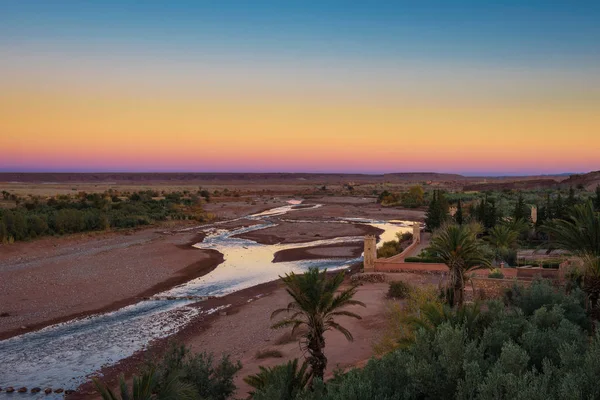Асіф Ounila річки МТА Бенхадду в Марокко бачили на заході сонця — стокове фото