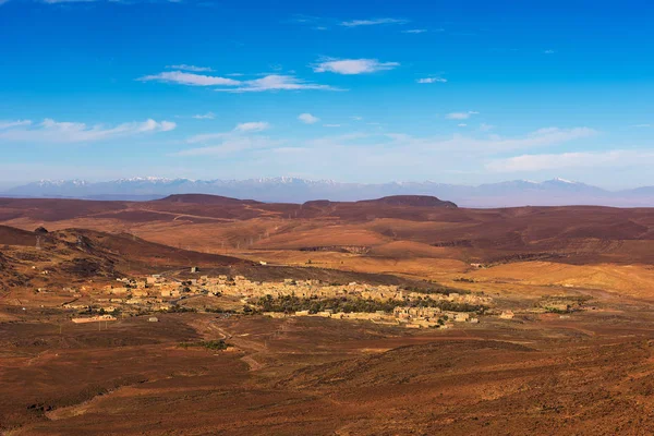 Vue sur un village au Maroc avec des montagnes enneigées de l'Atlas en arrière-plan — Photo