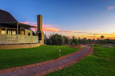 Namibya Kalahari çöl yakınında lüks bir oyun lodge üzerinde Sunrise
