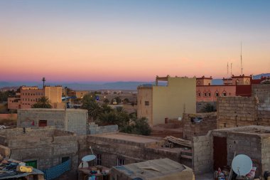 Sunrise Fas Ouarzazate çatılar üzerinden