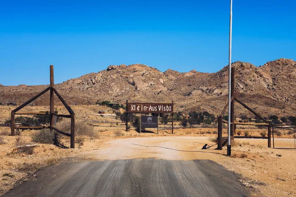 Eingangstor zur klein-aus vista lodge und restaurant in namibia — Stockfoto