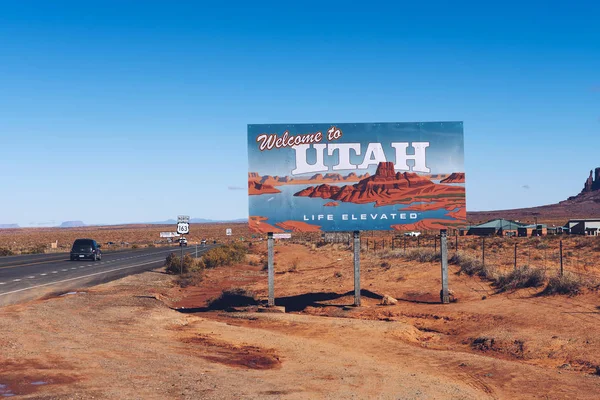 Benvenuti a Utah State Sign lungo US-163 vicino Monument Valley — Foto Stock