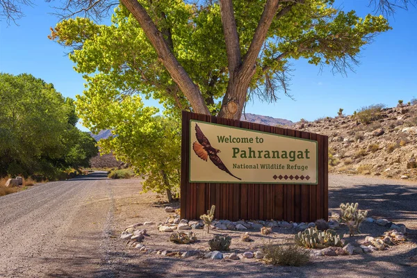 Bem-vindo sinal na entrada para Pahranagat National Wildlife Refuge em Nevada — Fotografia de Stock