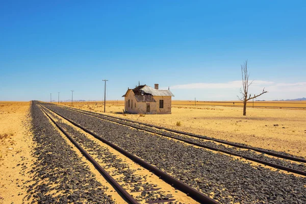 Övergivna Garub järnvägs station i Namibia ligger på vägen till Luderitz — Stockfoto