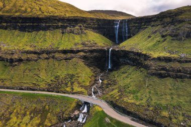 Faroe Adaları'ndaki Bordoy adasındaki Fossa Şelalesi'nin havadan görünümü