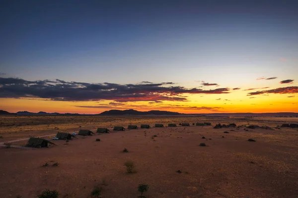 纳米比亚索苏夫莱附近一个沙漠小屋小木屋上方的日落 — 图库照片