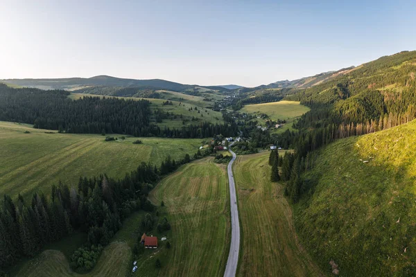 Route traversant les forêts et les villages de la région de Liptov en Slovaquie — Photo