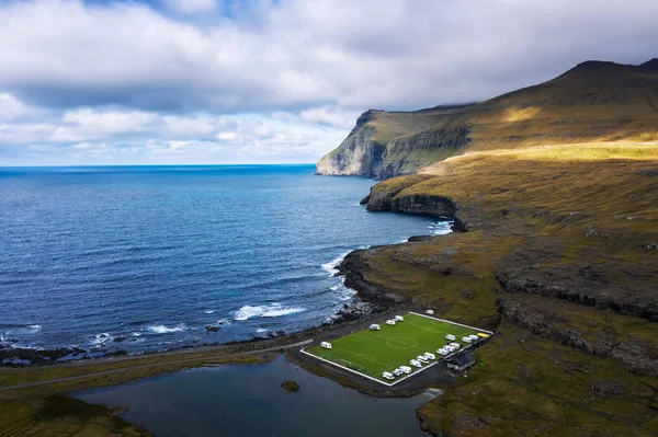 Widok z lotu ptaka na stare boisko do piłki nożnej na wybrzeżu w pobliżu EIDI w Wyspy Owcze — Zdjęcie stockowe