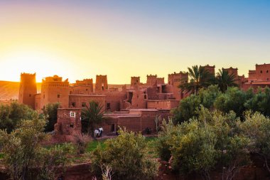 Fas'ta Ait Benhaddou antik kenti üzerinde gün batımı