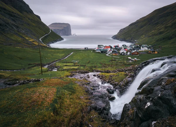 Şelale ve Faroe Adaları Tjornuvik köyü — Stok fotoğraf