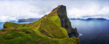 Kalsoy, Faroe Adaları adasında büyük kayalıkların yakınında bulunan küçük deniz feneri