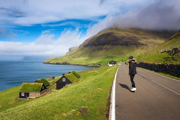 Катание на скейтборде через деревню Бур на Фарерских островах — стоковое фото