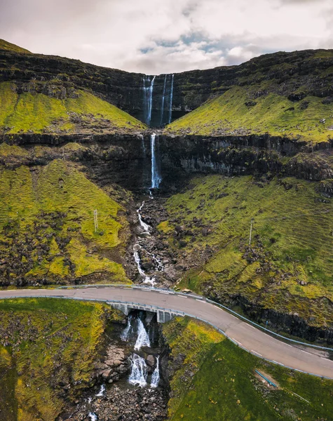 Veduta aerea della cascata di Fossa sull'isola Bordoy nelle Isole Faroe — Foto Stock