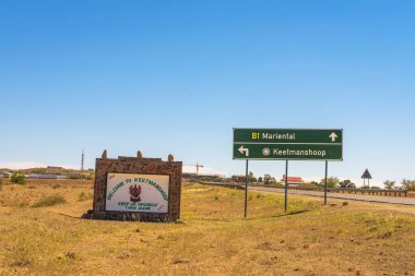 Namibya'daki B4 ulusal yolu üzerinde yer alan Keetmanshoop yol tabelasına hoş geldiniz