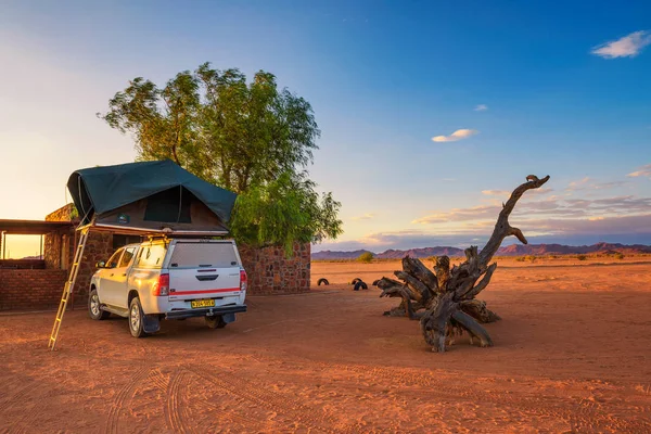 帐篷位于纳米比亚沙漠营地的皮卡4x4汽车车顶上 — 图库照片