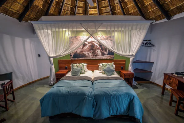 Chalet interieur van de Chobe Safari Lodge aan de Chobe River in Kasane, Botswana — Stockfoto