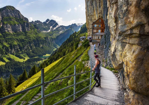 Touristes venant à la maison d'hôtes de montagne Aescher-Wildkirchli dans les Alpes suisses — Photo