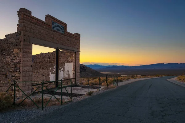 Sunset above building ruins in Rhyolite, Nevada — Stock Photo, Image