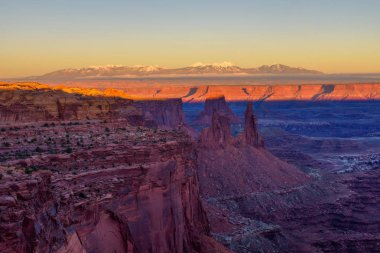 Canyonlands Ulusal Parkı üzerinde gün batımı, Utah