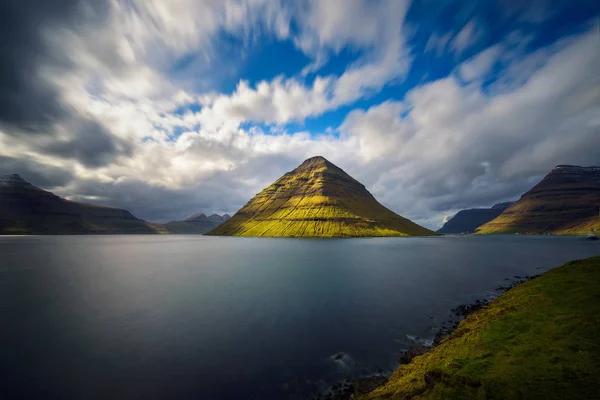 L'isola di Kunoy vista dalla città di Klaksvik nelle Isole Faroe, Danimarca — Foto Stock