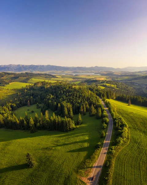 Silnice procházející lesy a vesnicemi regionu Liptov na Slovensku — Stock fotografie