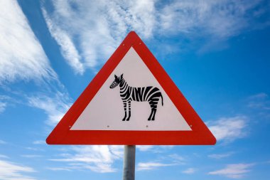 Zebralar uyarı yol işareti geçiş