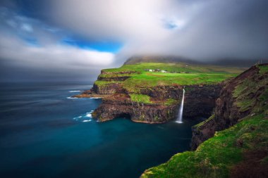 Gasadalur köyü ve Faroe Adaları'ndaki Mulafossur şelalesi, Danimarka